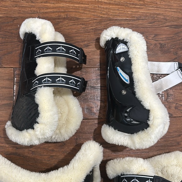 Equestrian Veredus Sheepskin fluffy boots - Picture 2 of 3